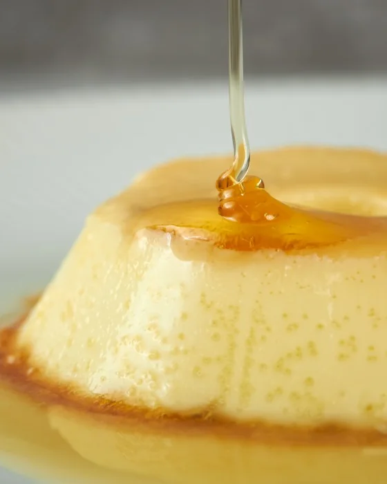 Pudim de leite DONUTRI com calda escorrendo